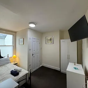 Comfortable Modern Home, Town Centre, Free Parking, Ensuite B , Cheltenham United Kingdom